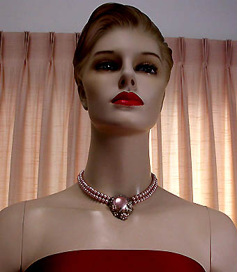 a beautiful vintage costume jewelry necklace unsigned