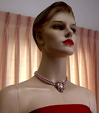 a beautiful vintage costume jewelry necklace unsigned