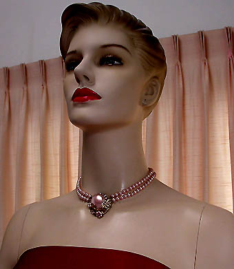 a beautiful vintage costume jewelry necklace unsigned