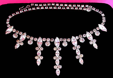 a beautiful vintage costume jewelry necklace unsigned
