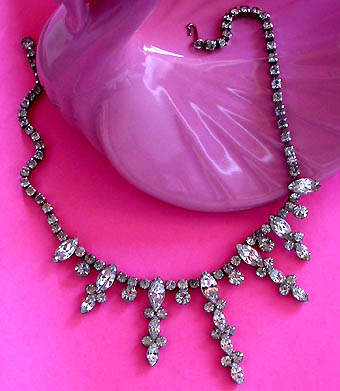a beautiful vintage costume jewelry necklace unsigned