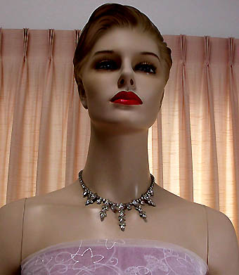 a beautiful vintage costume jewelry necklace unsigned