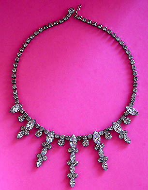 a beautiful vintage costume jewelry necklace unsigned