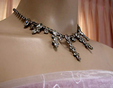 a beautiful vintage costume jewelry necklace unsigned