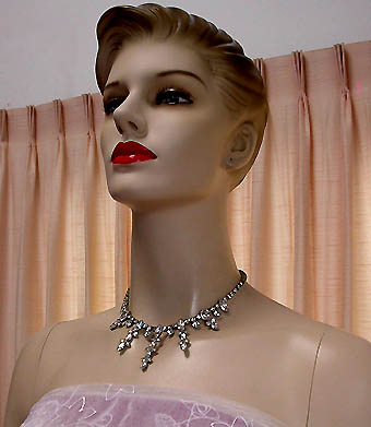 a beautiful vintage costume jewelry necklace unsigned