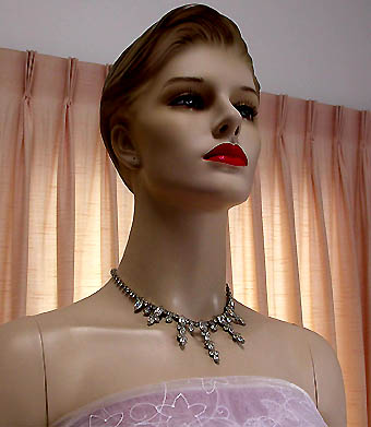 a beautiful vintage costume jewelry necklace unsigned