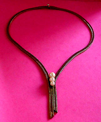 a beautiful vintage costume jewelry necklace unsigned