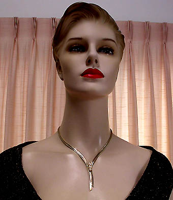a beautiful vintage costume jewelry necklace unsigned