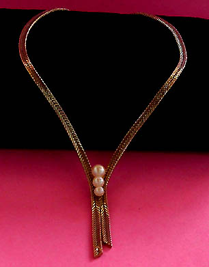 a beautiful vintage costume jewelry necklace unsigned