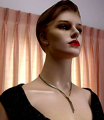 a beautiful vintage costume jewelry necklace unsigned