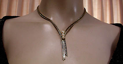 a beautiful vintage costume jewelry necklace unsigned