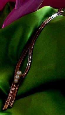 a beautiful vintage costume jewelry necklace unsigned
