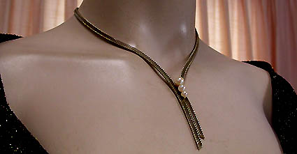 a beautiful vintage costume jewelry necklace unsigned