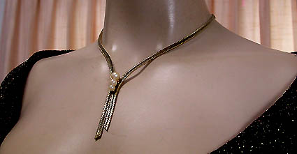a beautiful vintage costume jewelry necklace unsigned