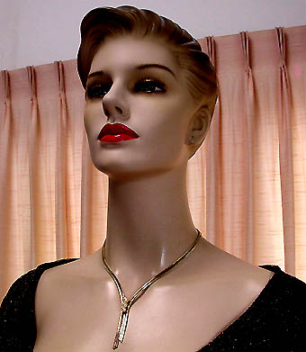 a beautiful vintage costume jewelry necklace unsigned