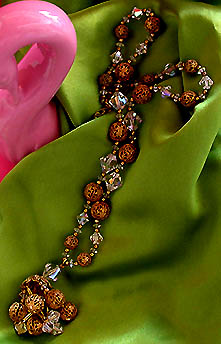 a beautiful vintage costume jewelry necklace unsigned
