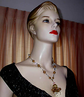 a beautiful vintage costume jewelry necklace unsigned