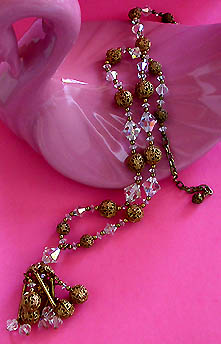 a beautiful vintage costume jewelry necklace unsigned