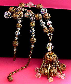 a beautiful vintage costume jewelry necklace unsigned