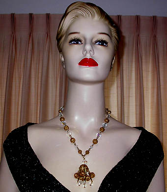 a beautiful vintage costume jewelry necklace unsigned