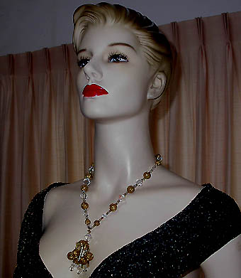 a beautiful vintage costume jewelry necklace unsigned