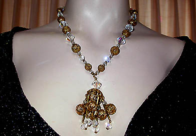 a beautiful vintage costume jewelry necklace unsigned