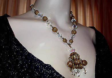 a beautiful vintage costume jewelry necklace unsigned