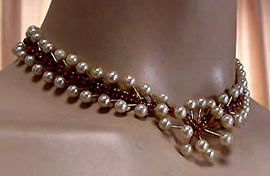 a beautiful vintage costume jewelry necklace unsigned