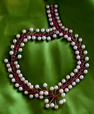 a beautiful vintage costume jewelry necklace unsigned
