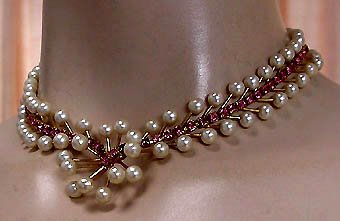 a beautiful vintage costume jewelry necklace unsigned