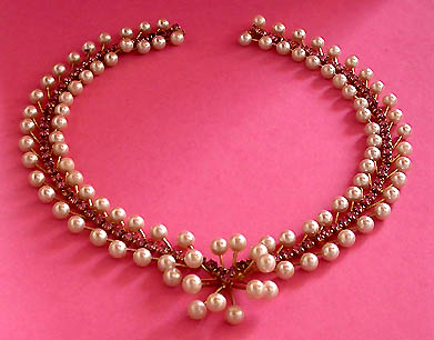 a beautiful vintage costume jewelry necklace unsigned