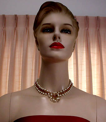 a beautiful vintage costume jewelry necklace unsigned