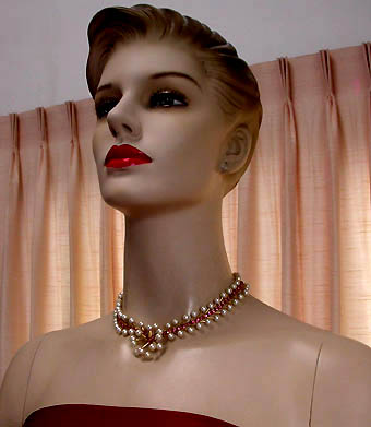 a beautiful vintage costume jewelry necklace unsigned