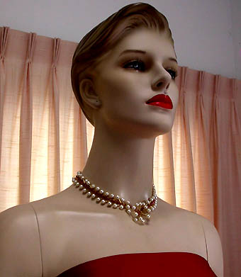 a beautiful vintage costume jewelry necklace unsigned