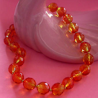 a beautiful vintage costume jewelry necklace unsigned