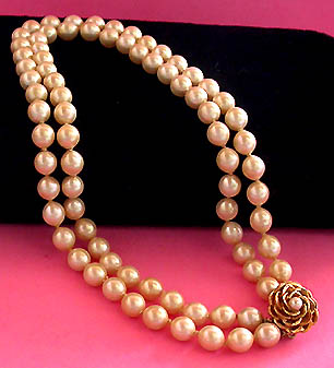 a beautiful vintage costume jewelry necklace unsigned
