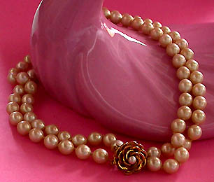 a beautiful vintage costume jewelry necklace unsigned