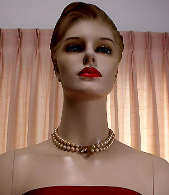 a beautiful vintage costume jewelry necklace unsigned