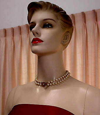 a beautiful vintage costume jewelry necklace unsigned