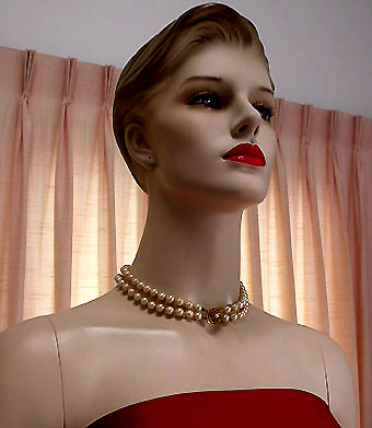 a beautiful vintage costume jewelry necklace unsigned