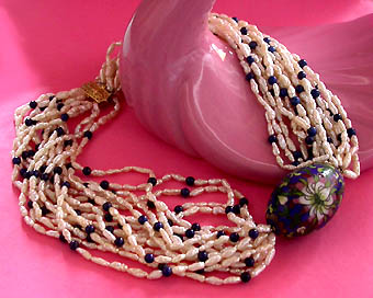 a beautiful vintage costume jewelry necklace unsigned