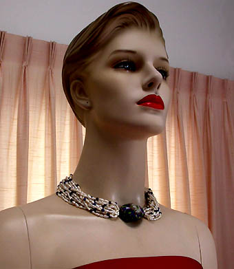 a beautiful vintage costume jewelry necklace unsigned