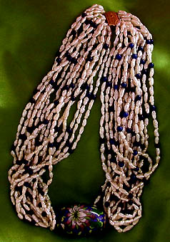 a beautiful vintage costume jewelry necklace unsigned
