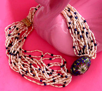 a beautiful vintage costume jewelry necklace unsigned