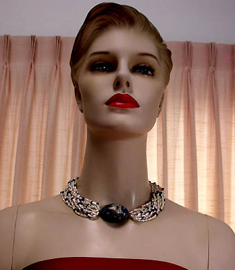 a beautiful vintage costume jewelry necklace unsigned