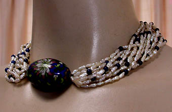 a beautiful vintage costume jewelry necklace unsigned