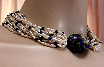 a beautiful vintage costume jewelry necklace unsigned