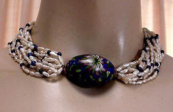 a beautiful vintage costume jewelry necklace unsigned