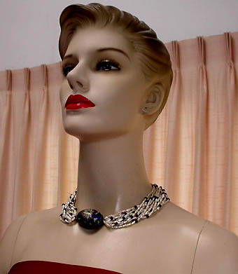a beautiful vintage costume jewelry necklace unsigned