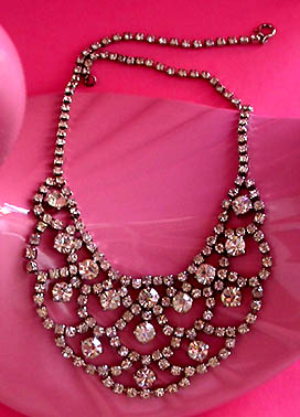 a beautiful vintage costume jewelry necklace unsigned